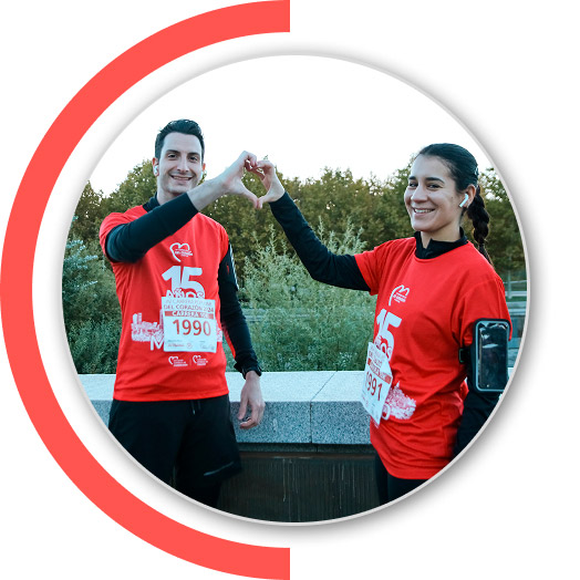 chico y chica haciendo un corazon con las manos